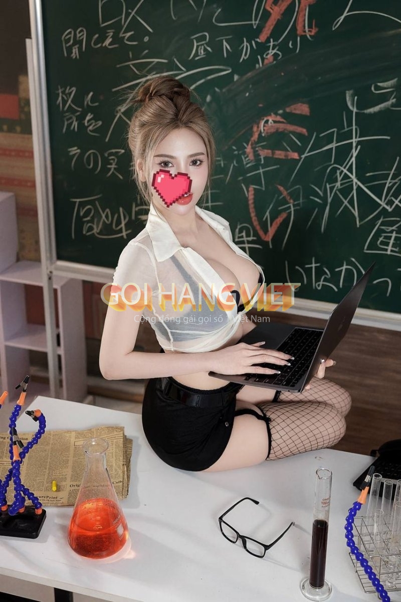 reup-ha-vu-giao-vien-mon-hoa-nong-bong-va-dam-duc-3460449-original.jpg
